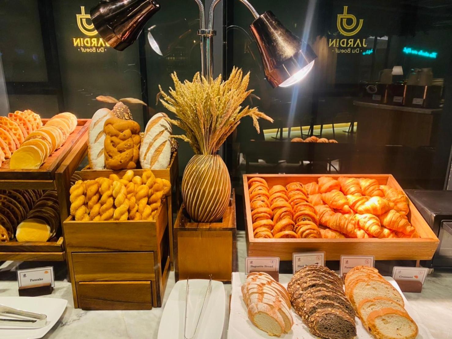 Somerset Rama 9 曼谷 外观 照片 Bread and pastry at a buffet
