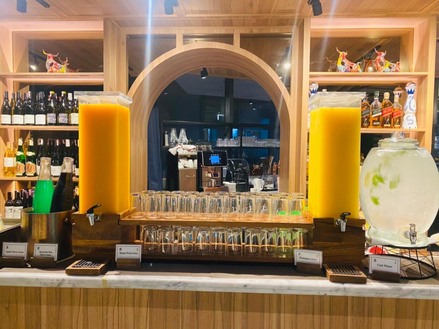 Somerset Rama 9 曼谷 外观 照片 The bar at the restaurant