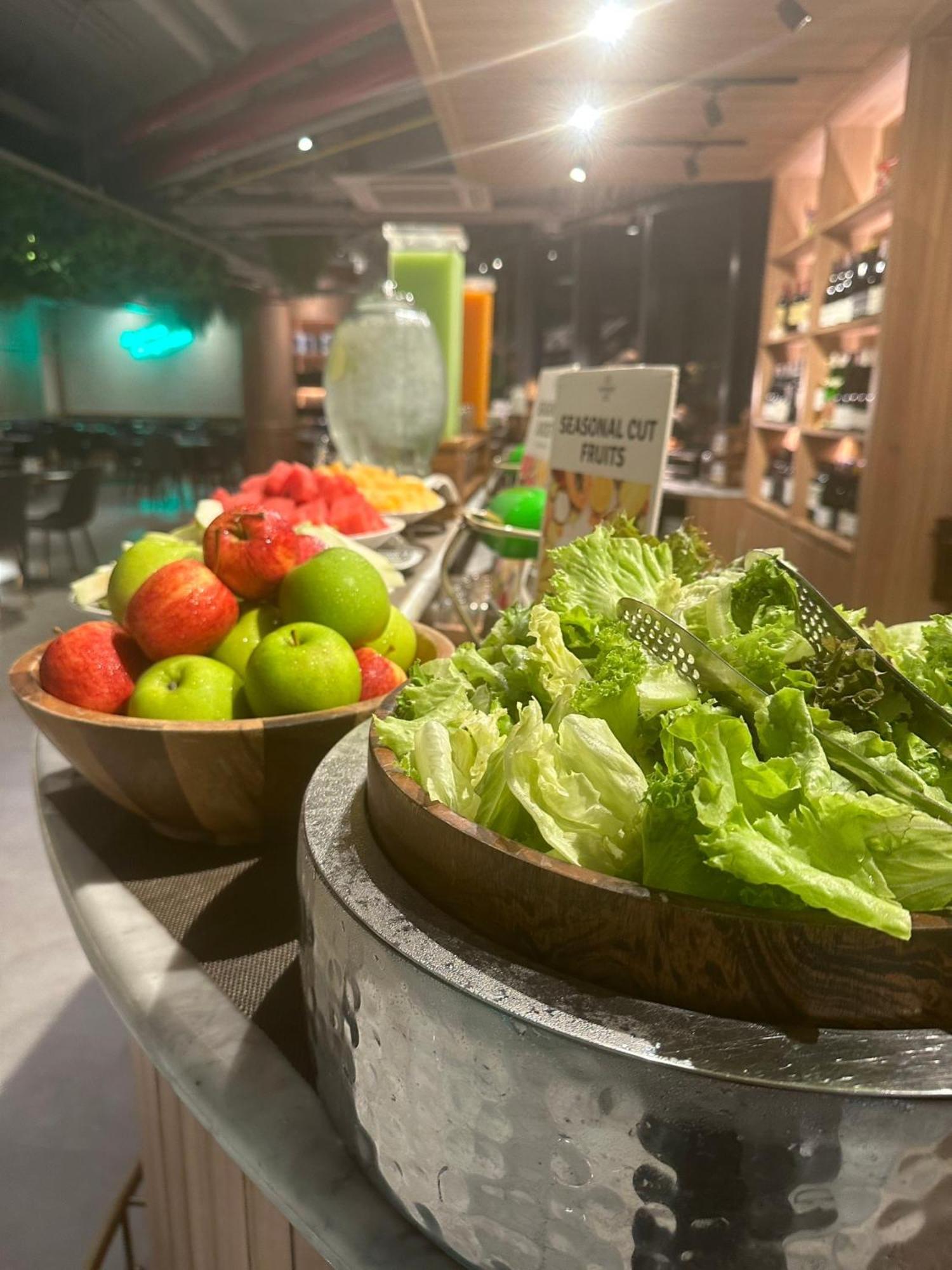 Somerset Rama 9 曼谷 外观 照片 Fruit and salad at a buffet